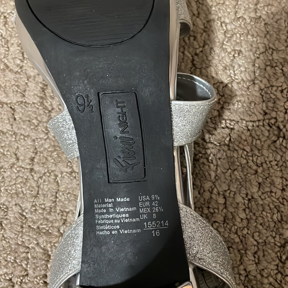 Silver Heels - Picture 3 of 3